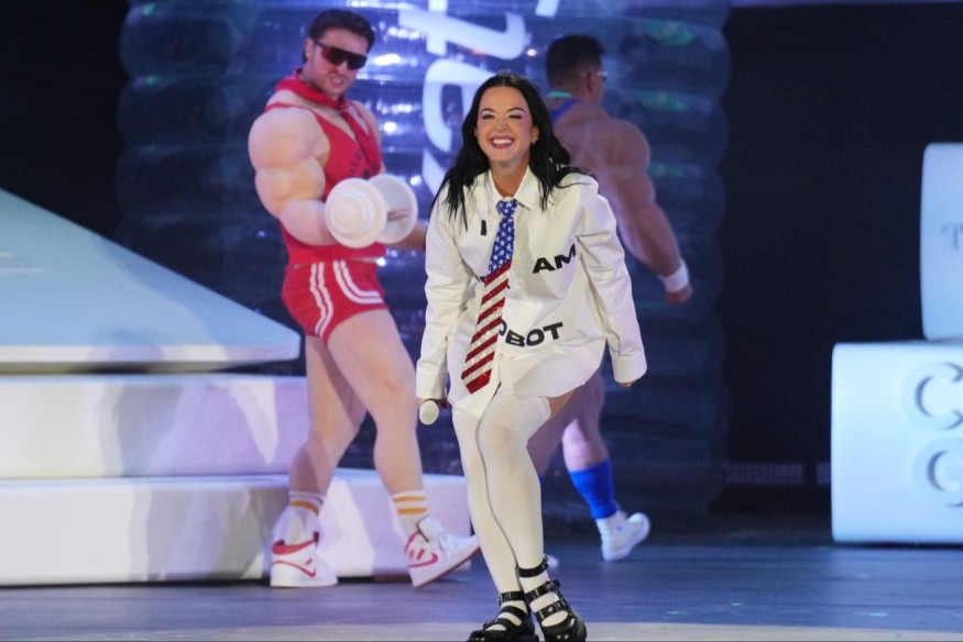 Katy Perry Got Sent the Wrong Way in a Giant Inflatable Bottle - and Kept Singing